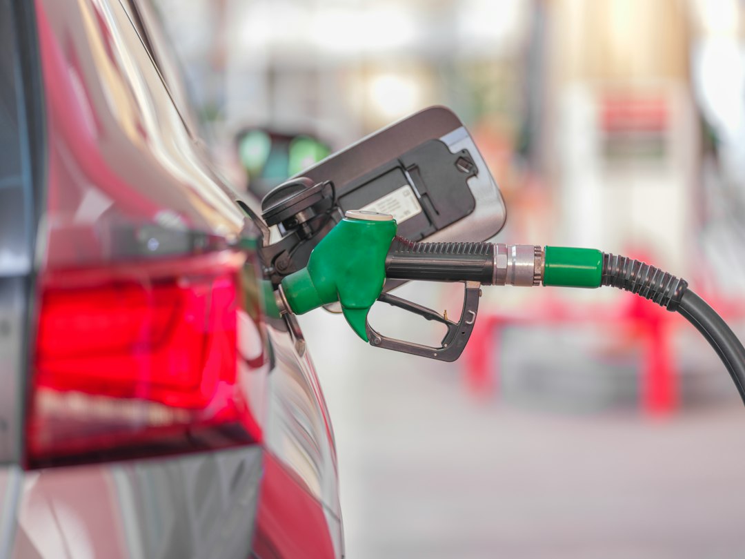 Pistolet de carburant inséré dans le réservoir d'une voiture à la station-service