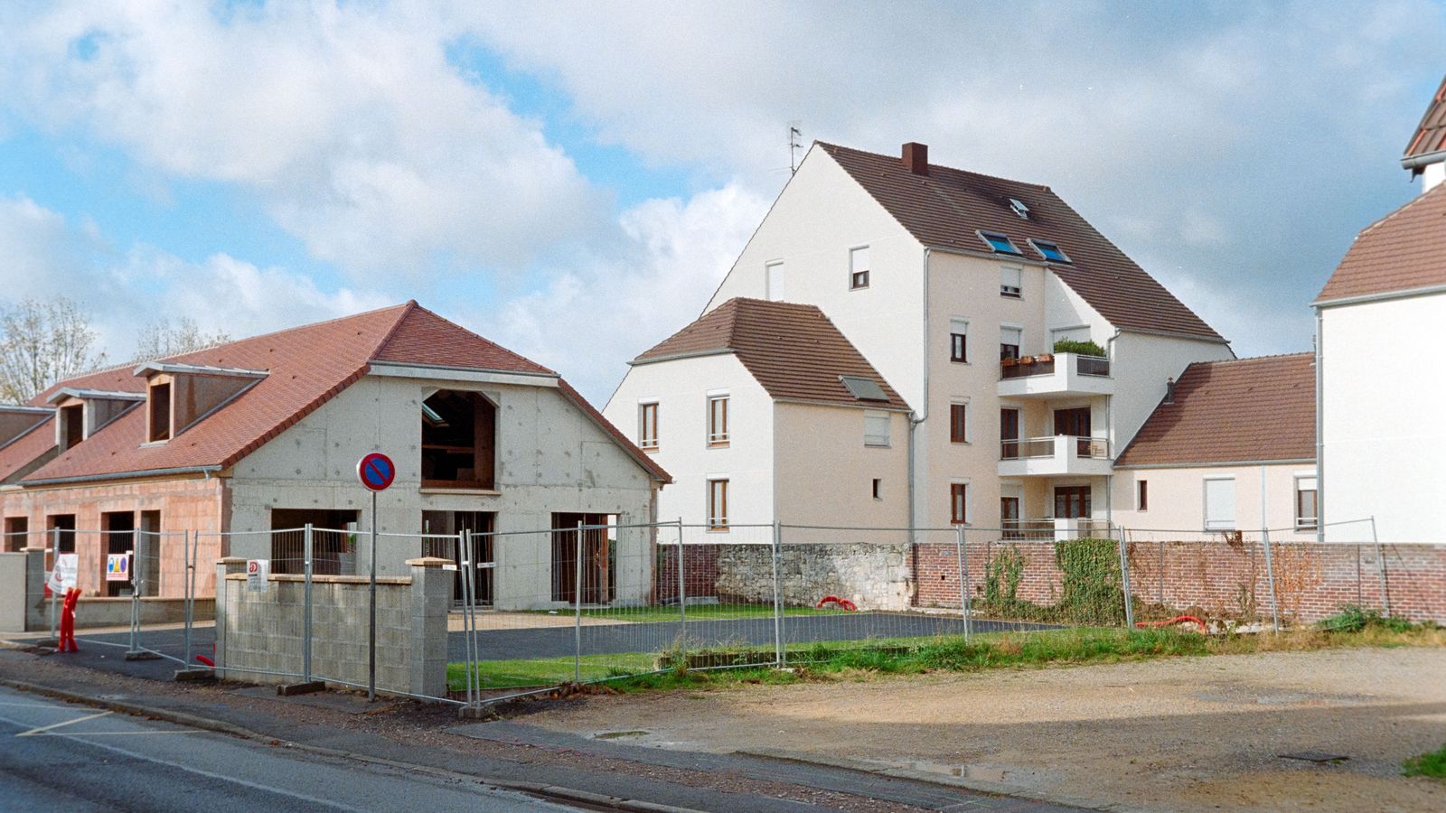 Logements neufs et immeuble résidentiel en construction dans une commune française (photo : Bingqian Li / Pexels)