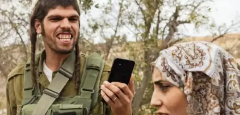 Couverture de L'Espresso montrant un colon israélien filmant une femme palestinienne en Cisjordanie