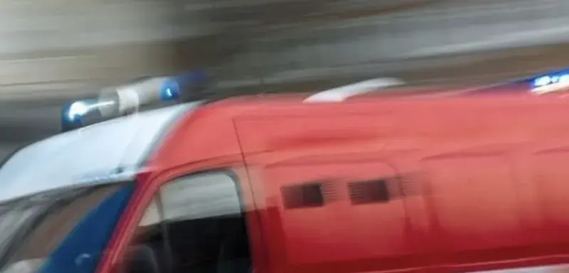 Voiture stationnée en plein soleil pendant un épisode de canicule