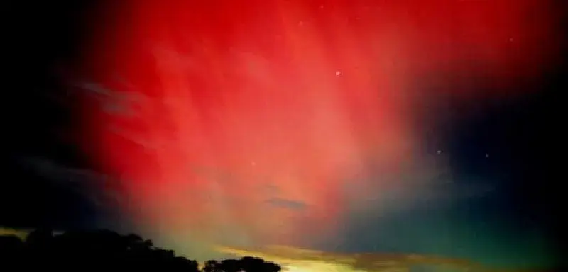 En levant les yeux vers un ciel soudain traversé de lumières dansantes