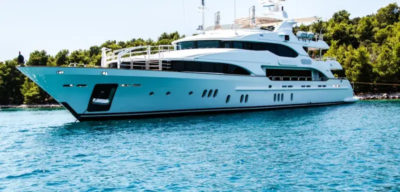 Yacht de luxe dans un port - symbole de patrimoine taxé