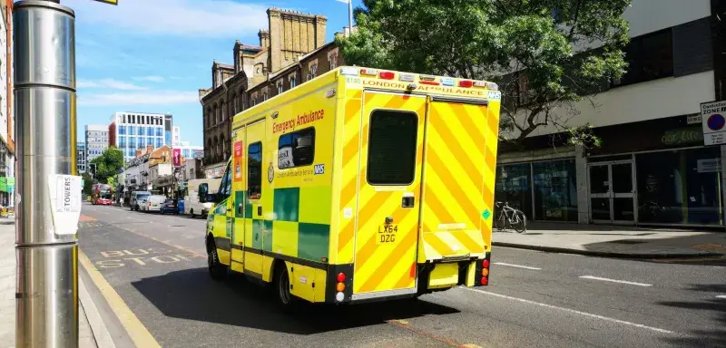 Ambulance du NHS devant un hôpital britannique