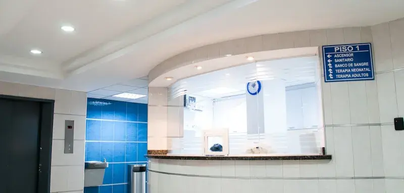 Couloir d'urgences hospitalières illustrant la saturation des services de santé