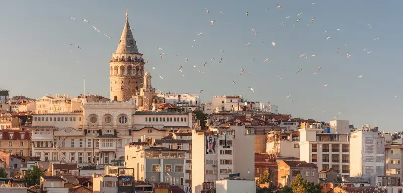 Vue du Bosphore à Istanbul avec drapeaux turcs