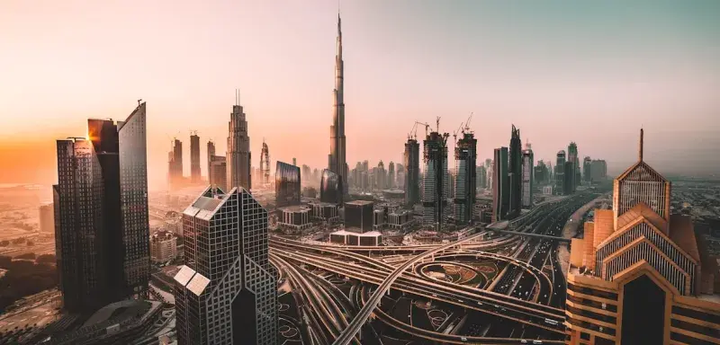 Vue panoramique de Dubai avec sa skyline moderne et le Burj Khalifa