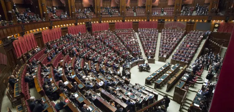 Drapeaux de l'Union européenne devant un bâtiment institutionnel