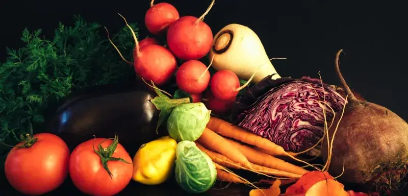 Fruits et légumes frais sur un étal de marché