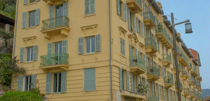 Vue de Nice avec des immeubles aux façades colorées