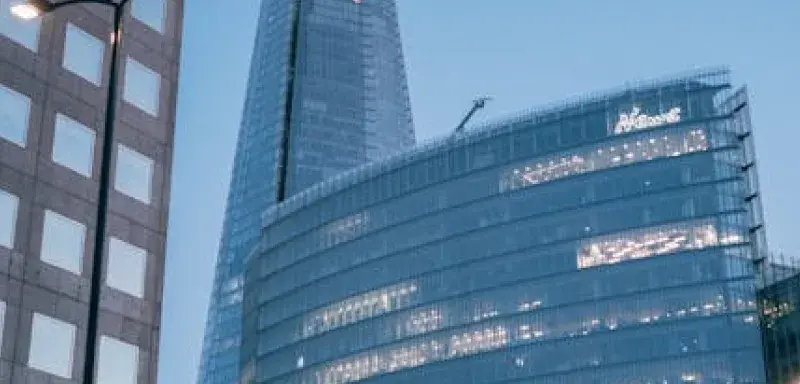 Immeuble de bureaux moderne, symbole du secteur des services numériques