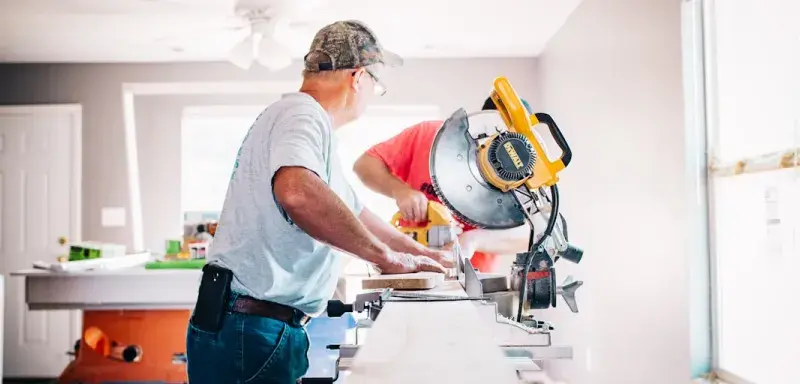 Travailleur senior dans un atelier, illustrant le cumul emploi-retraite