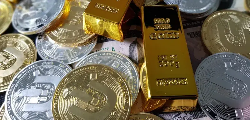 Pièces d'or et d'argent empilées