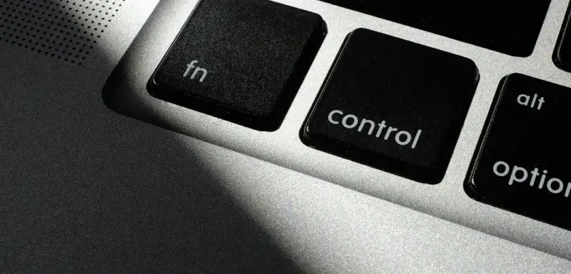 Ordinateur portable affichant des données financières et fiscales