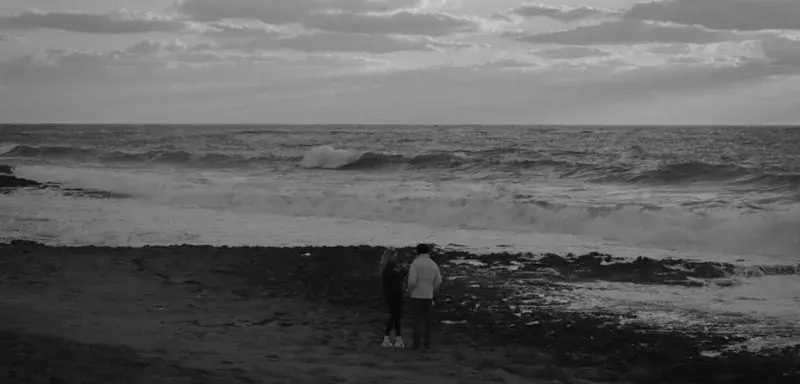 La mer Méditerranée sous un ciel menaçant, symbole des dangers de la traversée pour les migrants