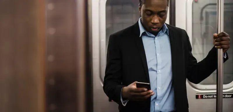 Un utilisateur consulte son smartphone, illustration des risques de smishing après la cyberattaque Relais Colis