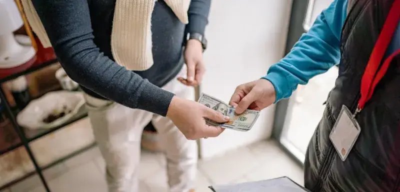 Échange de billets lors d'une transaction financière informelle