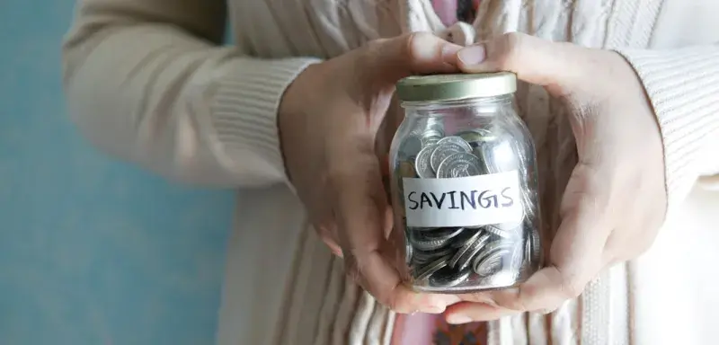 Épargne retraite dans un bocal en verre