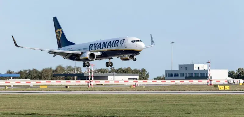 Un avion de ligne Ryanair sur le tarmac d'un aéroport