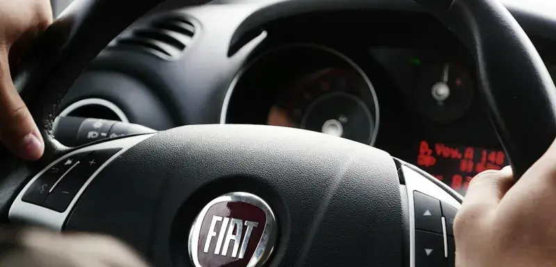 Véhicule Fiat circulant en journée