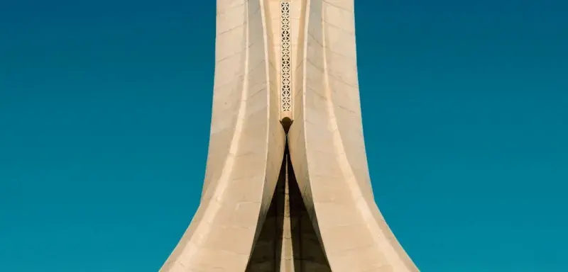 Vue aérienne d'Alger avec ses bâtiments blancs sous un ciel bleu