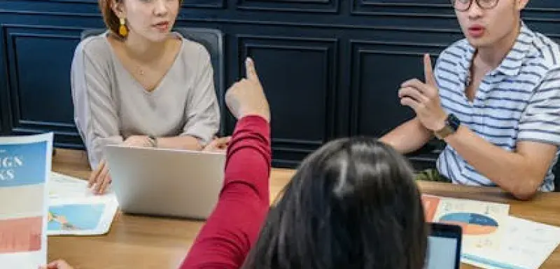 Réunion d'équipe collaborative avec ordinateurs portables et post-it colorés