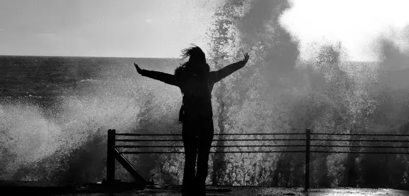 Vague géante sur la côte lors d'une tempête violente