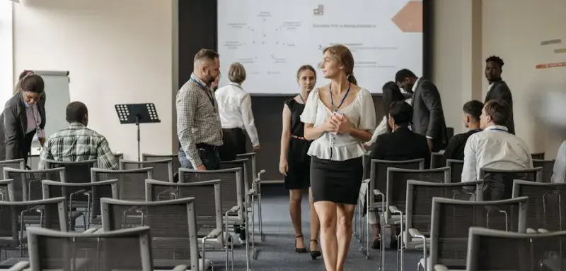 Professionnels lors d'une conférence dans un bureau moderne discutant de formation