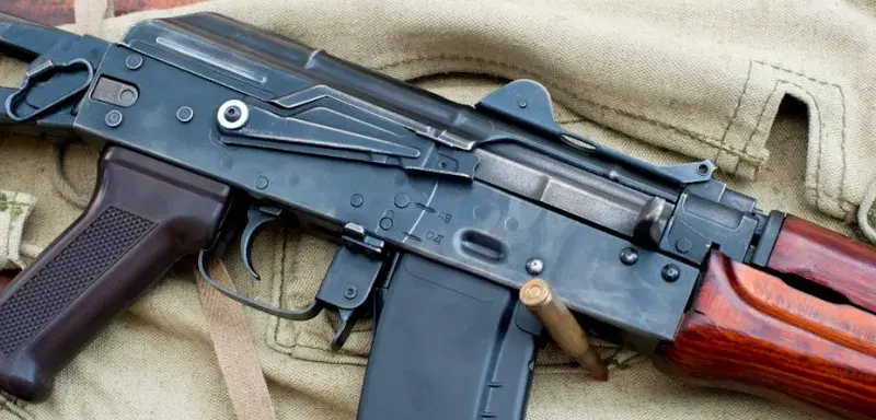 Gros plan sur un fusil militaire avec des munitions sur un fond de toile