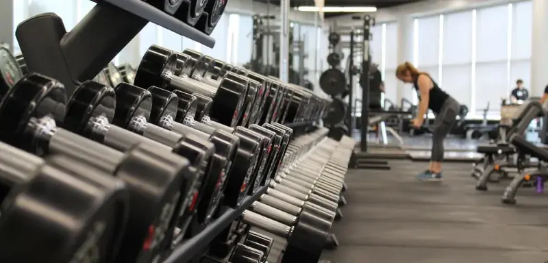 Salle de sport moderne équipée de machines de fitness