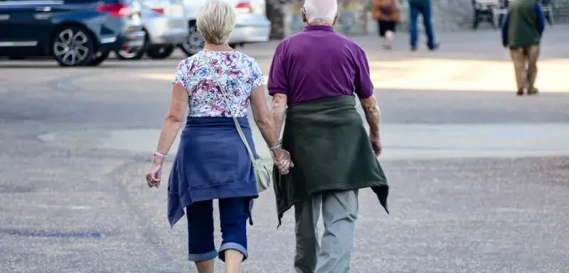 Un couple de retraités marchant dans la rue
