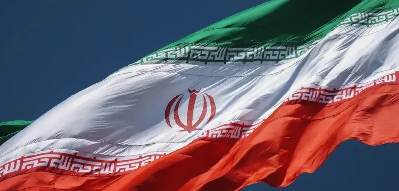 Drapeau iranien flottant dans le ciel