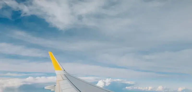 Aile d'un avion en vol dans le ciel