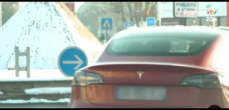 Un véhicule Tesla garé dans une rue, symbole d'une marque en pleine crise de confiance