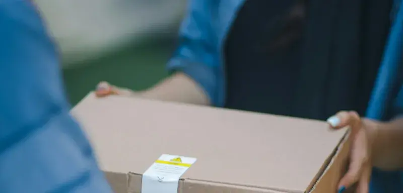 Colis et paquets empilés dans un centre de distribution logistique