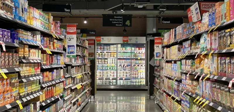 Rayon de supermarché avec des produits alimentaires et promotions
