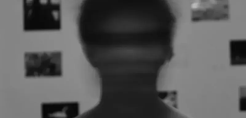 Visage brouillé symbolisant les deepfakes et la manipulation numérique