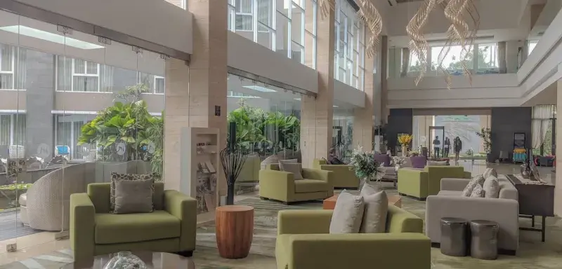 Hall d un hôtel de luxe avec canapés et plantes vertes