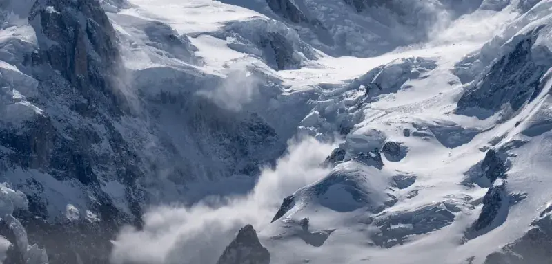 Avalanche de neige dévalant une pente montagneuse