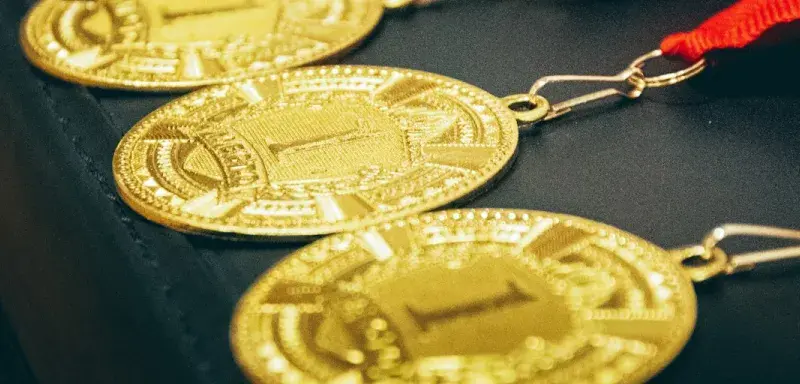 Des médailles d or alignées avec un ruban rouge, symboles de la gloire olympique