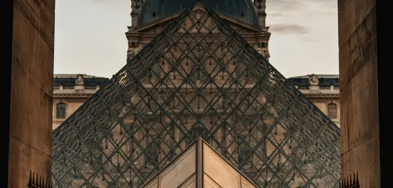 Vue extérieure du musée du Louvre et de sa pyramide de verre à Paris