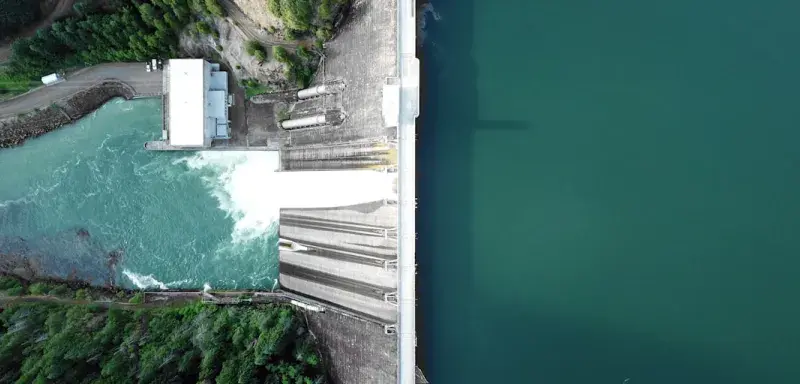 Vue aérienne d'un barrage et de son réservoir d'eau