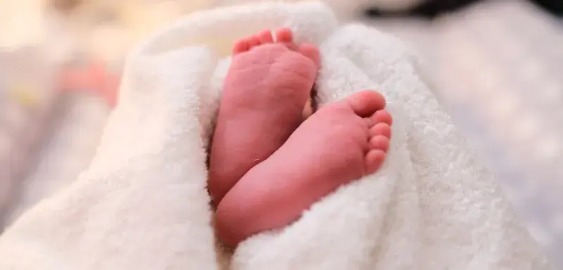 Nouveau-né enveloppé dans une couverture blanche