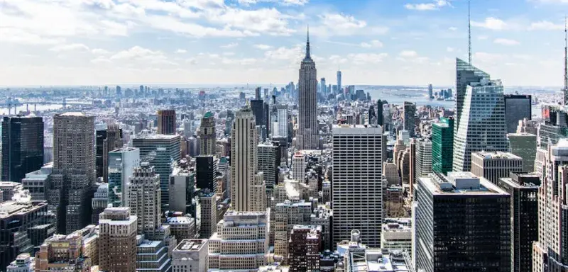 Vue aérienne de la skyline de New York avec l'Empire State Building sous un ciel bleu