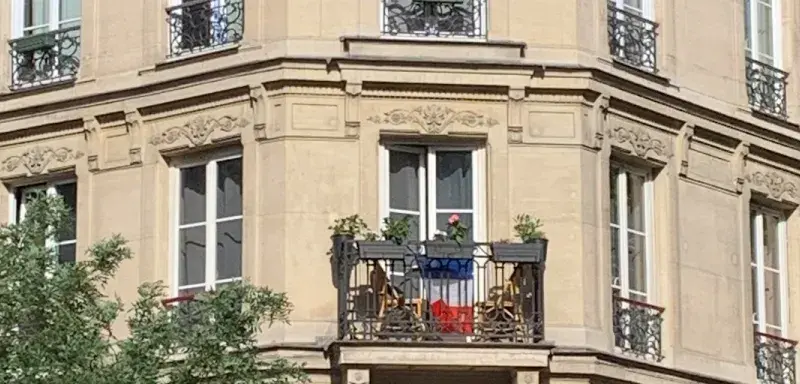 Façade d'un immeuble résidentiel illustrant le marché immobilier français