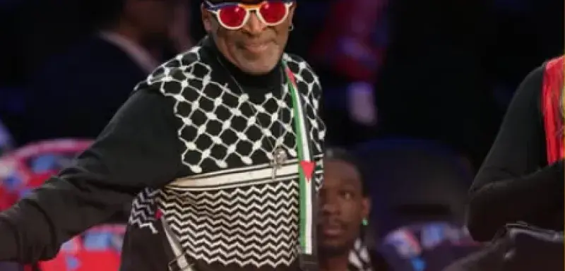Spike Lee portant un pull keffieh et un sac aux couleurs du drapeau palestinien lors du NBA All-Star Game à Los Angeles