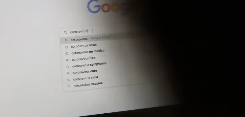 Écran d'ordinateur affichant une recherche Google, illustration des avis en ligne