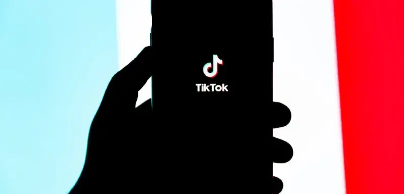 Smartphone affichant le logo TikTok, illustration des réseaux sociaux et de la diffusion de vidéos en ligne