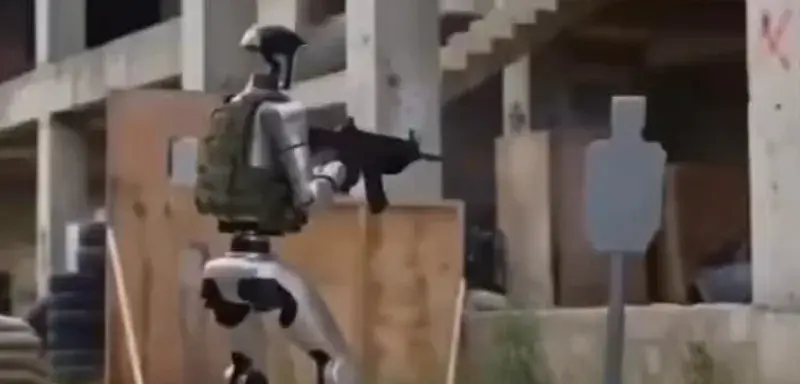 Robot humanoïde et chiens-robots quadrupèdes en exercice militaire, illustration des programmes d'armes autonomes chinois