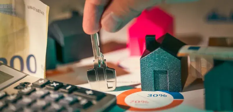 Un propriétaire calculant ses revenus locatifs