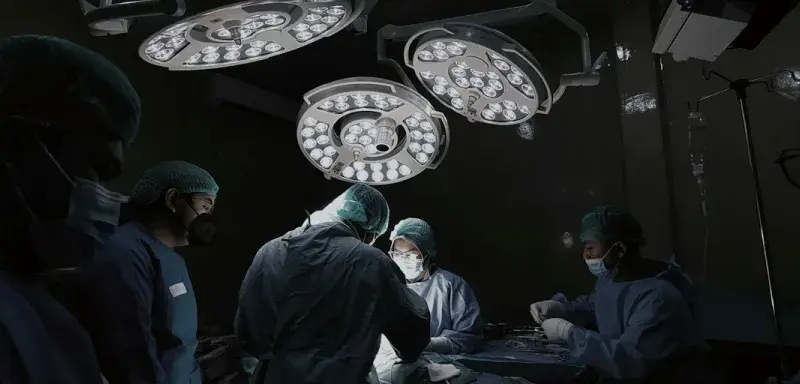 Une équipe de médecins dans un bloc opératoire